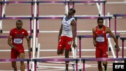 El cubano Dyron Robles, abandona la competencia por una molestia en un musculo en la final de los 110 metros vallas masculinos, el 8 de Agosto, en el Estadio Olímpico. EFE/Alberto Estévez 