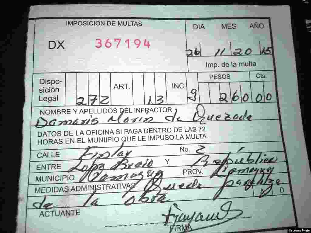 Damaris de Quesada es multada con 260.00 pesos en Moneda nacional por continuar las obras de techado dentro de su propiedad.