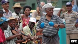 Grupo de músicos callejeros cantan para los turistas en la ciudad de Santiago de Cuba. 