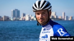 El ciclista austríaco Jacob Zurl recorre Cuba de punta a cabo en 58 horas y 40 minutos.