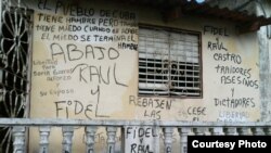 Cartel antigubernamental en la vivienda de un opositor cubano, a manera de protesta. ARCHIVO.