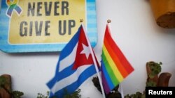 Una bandera cubana y una del orgullo gay en un apartamento en La Habana. REUTERS/Tomas Bravo