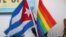Una bandera cubana y una del orgullo gay en un apartamento en La Habana. REUTERS/Tomas Bravo