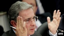El expresidente colombiano Álvaro Uribe fustigó a los gobiernos del área que rinden pleitesía a los líderes de Cuba y Venezuela.