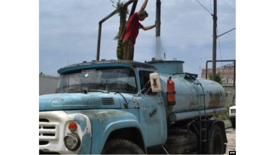 Pipas de agua para paliar la escasez de agua en Cuba