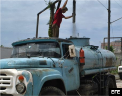 Pipas de agua para paliar la escasez de agua en Cuba