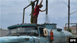 Pipas para paliar la escasez de agua en Cuba