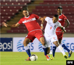 Los jugadores Armando Polo (d) de la selección de Panamá y Jesús Rodríguez (i) de Cuba, en acción...