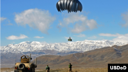Avión de la Fuerza Aerea de EE UU arrojando municiones y pertrechos. 
