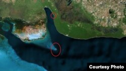 Vista satelital de Bahía de Cochinos. En los círculos, Cayo Piedra (abajo) y la marina privada de Fidel Castro en Caleta del Rosario. (Luis Domínguez)