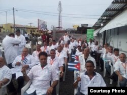 Médicos cubanos en el acto de inauguración del hospital de campaña.