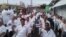 Médicos cubanos en el acto de inauguración del hospital de campaña. 