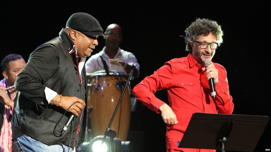 Fito Páez (d) canta junto a Robertón (i) Festival de Cine Habana