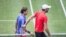 Federer (i) y Karlovic tras concluir el partido.