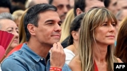 Pedro Sánchez y su esposa Begoña Gómez / Foto: JAVIER SORIANO (AFP)