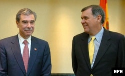 El senador republicano del estado de Florida Mel Martínez (dcha), el secretario de Comercio de EEUU, Carlos Gutiérrez (iz.)