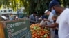 Cubanos compran vegetales en un puesto callejero en La Habana. REUTERS/Stringer