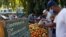 Cubanos compran vegetales en un puesto callejero en La Habana. REUTERS/Stringer