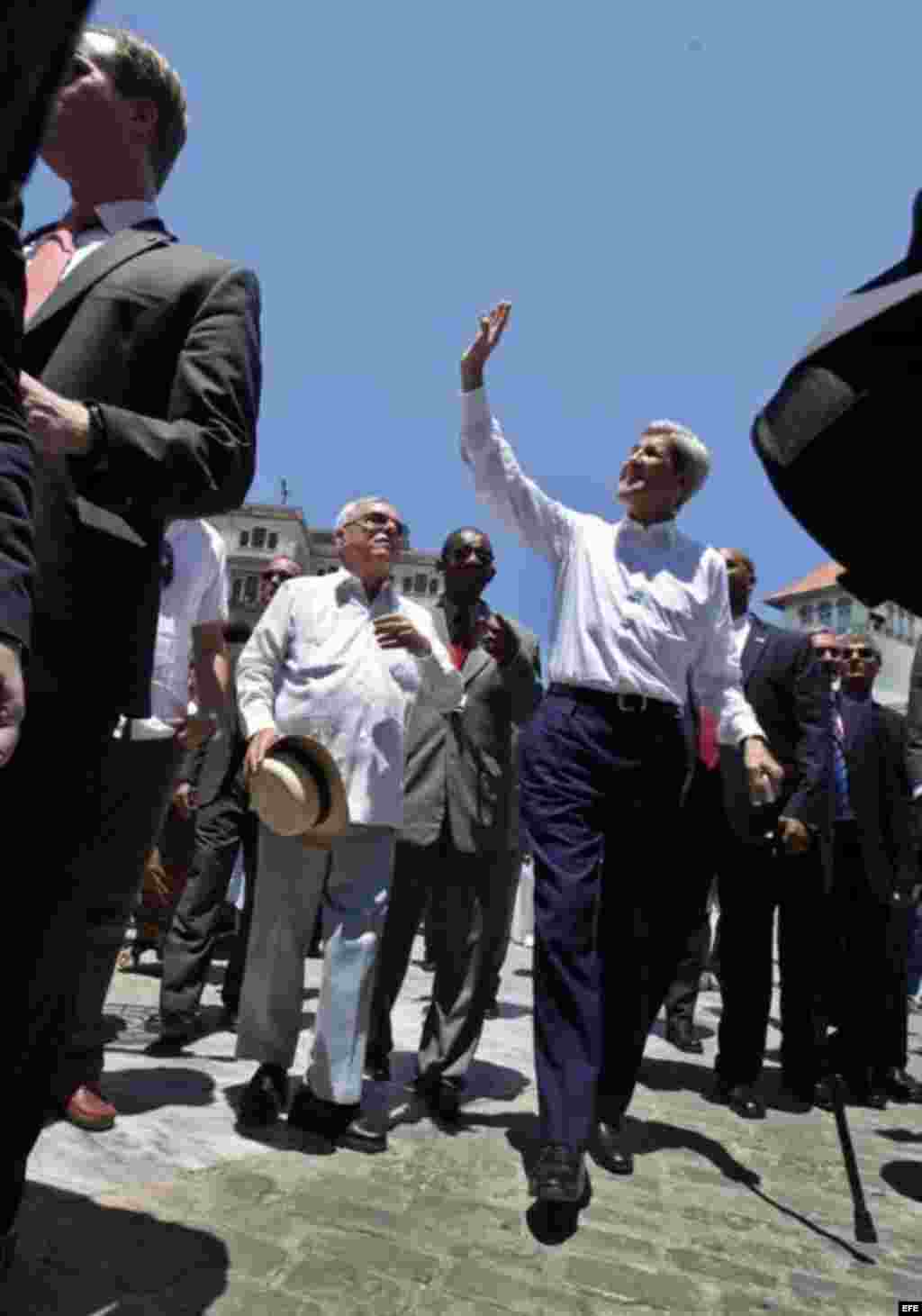El secretario de Estado estadounidense, John Kerry, saluda las personas que lo reciben con gritos de jubilo en La Habana Vieja.