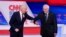 Joe Biden saluda a Bernie Sanders en el debate. 