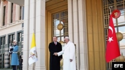 Recep Tayyip Erdogan, presidente turco, recibe al papa Francisco en la ceremonia de bienvenida en el palacio presidencial de Ankara.