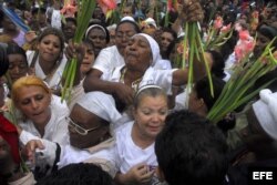 Las Damas de Blanco son rodeadas por grupos pro-gubernamentales el miércoles 17 de marzo de 2010, durante una marcha en Párraga.