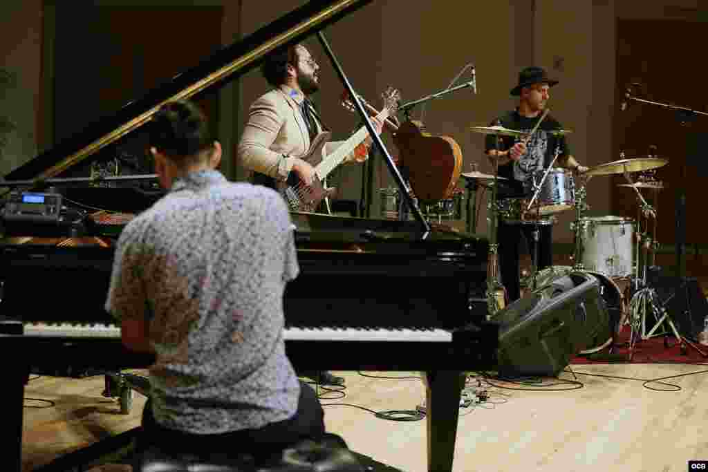 Alfredo Rodríguez Trío se presentó en el FIU Music Festival, el viernes 26 de octubre. Alfredo Rodríguez en el piano, Danny Rodríguez, en la percursión y Munir Hossn, en el bajo. Foto Roberto Koltun OCB Staff.