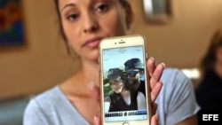 Maylín Díaz Almaguer muestra una foto de su hermana Mailén, de 19 años, una de las sobrevivientes del desastre aéreo.
