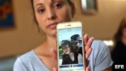 Maylín Díaz Almaguer, muestra una foto de su hermana Mailén, de 19 años, única sobreviviente del desastre aéreo.