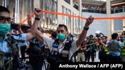 La policía toma medidas de seguridad en un centro comercial de Hong Kong el 30 de junio de 2020. (Anthony Wallace/AFP).