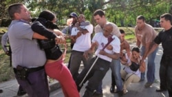 Opositores son reprimidos por la policía durante una manifestación pacífica en Cuba. (Foto: OCDH)