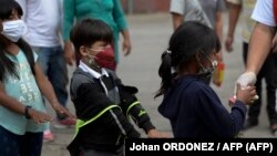 Niños migrantes en la frontera de Honduras. (Johan Ordonez / AFP).