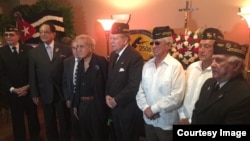 Miembros de la Brigada 2506 rinden tributo a Luis Posada Carriles en su funeral. 