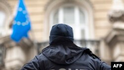 Un policía austríaco hace guardia frente a la misión de la UE ante los organismos internacionales en Viena.