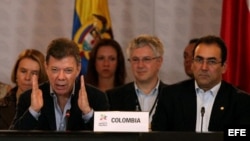 El presidente de Colombia, Juan Manuel Santos (i), habla junto a su ministro de Comercio, Sergio Díaz-Granados (d), hoy, jueves 23 de mayo de 2013, en la VII Cumbre de la Alianza del Pacífico.