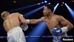 Rolando Romero (der.) conecta un golpe contra Arturs Ahmetovs, durante su pelea en la MGM Grand Garden Arena, el 22 de febrero del 2020.