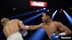 Rolando Romero (der.) conecta un golpe contra Arturs Ahmetovs, durante su pelea en la MGM Grand Garden Arena, el 22 de febrero del 2019. (Joe Camporeale/USA TODAY Sports).