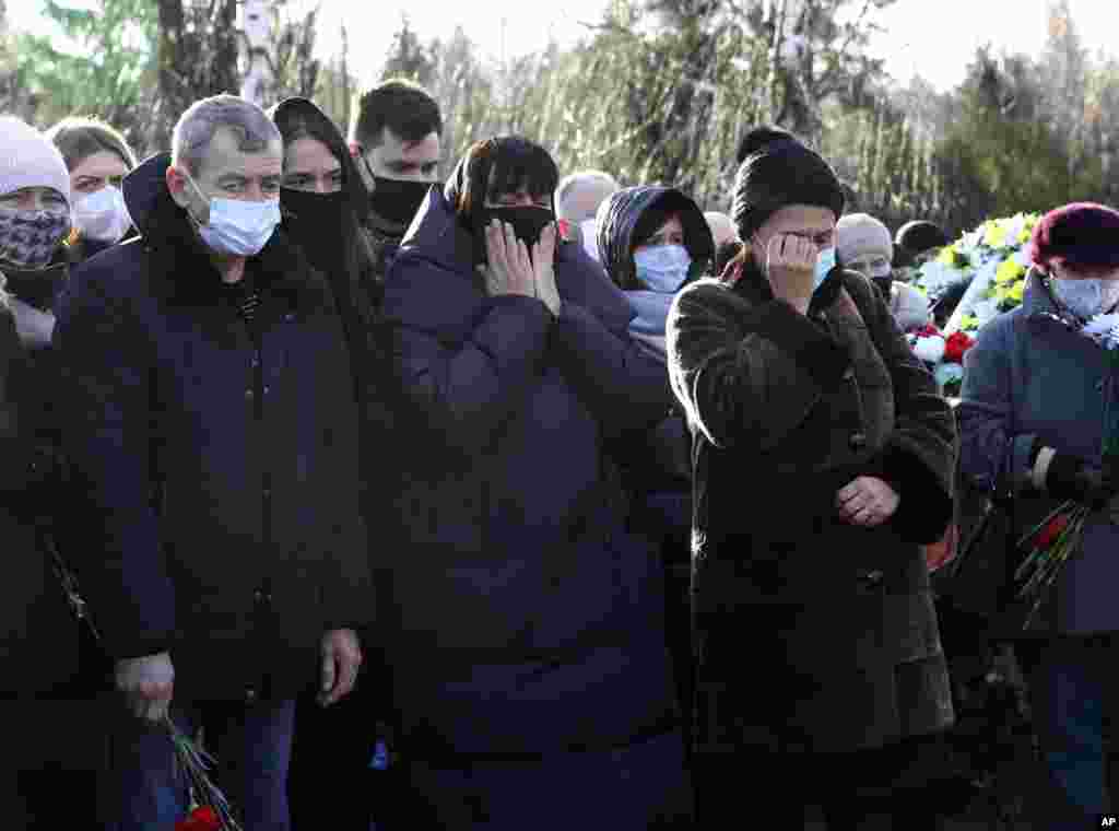 Manifestantes lloran por las víctimas en Minsk, Bielorrusia.