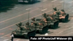 "El Hombre del Tanque", la foto que recorrió el mundo durante la masacre de la plaza Tiananmen.