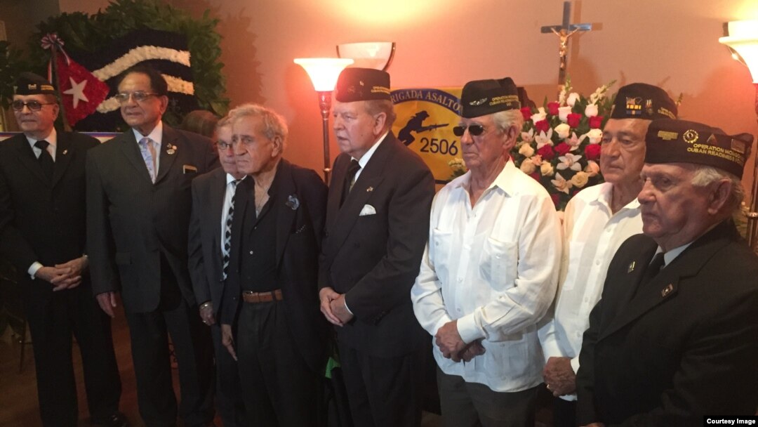 Miembros de la Brigada 2506 rinden tributo a Luis Posada Carriles en su funeral. 