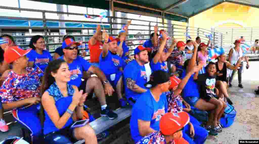 Aunque &quot;Los Habaneros&quot; viajaron sin familiares y amigos a Orlando, Florida, parte del público y seguidores del equipo Miami Bulldogs, aplaudieron a los niños cubanos. Imagen tomada de un vídeo del periódico Orlando Sentinel.