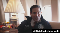 El secretario de Estado Marco Rubio en entrevista con Fox News a bordo del Air Force One.