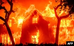 Una casa en llamas en Altadena, Los Angeles. JOSH EDELSON / AFP.