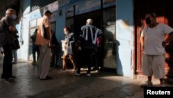 Habaneros hacen cola en una panadería. REUTERS/Stringer 