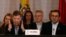 El presidente de Colombia, Juan Manuel Santos (i), habla junto a su ministro de Comercio, Sergio Díaz-Granados (d), hoy, jueves 23 de mayo de 2013, en la VII Cumbre de la Alianza del Pacífico.