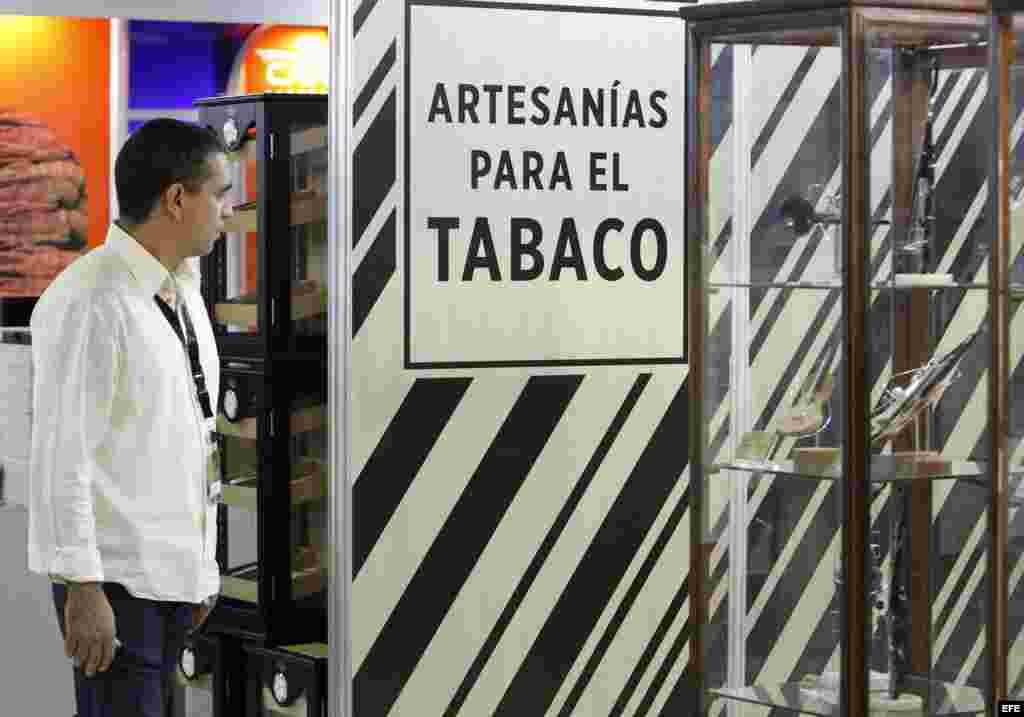 Un hombre observa una muestra de artesanías para tabacos en el Festival del Habano.