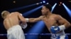 Rolando Romero (der.) conecta un golpe contra Arturs Ahmetovs, durante su pelea en la MGM Grand Garden Arena, el 22 de febrero del 2020.