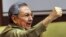 Raúl Castro, saluda al concluir su discurso de clausura del segundo y último pleno de 2013 de la Asamblea Nacional de Cuba. 