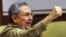 Raúl Castro, saluda al concluir su discurso de clausura del segundo y último pleno de 2013 de la Asamblea Nacional de Cuba. 