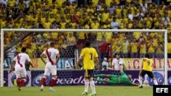 El jugador colombiano Radamel Falcao García (d) anota un gol de penalti ante Perú el martes 11 de junio de 2013, durante un partido por la eliminatoria al mundial Brasil 2014.